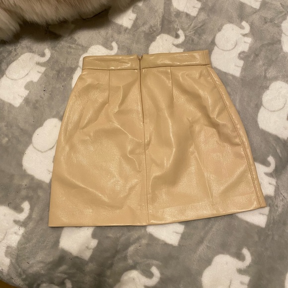 Wilfred Patio Vegan Leather Skirt in Beige (size 00) - Picture 2 of 3